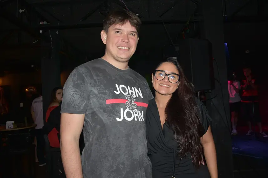 Noite de karaokê no Roots Rock Pub reúne jovens na zona Leste de Teresina