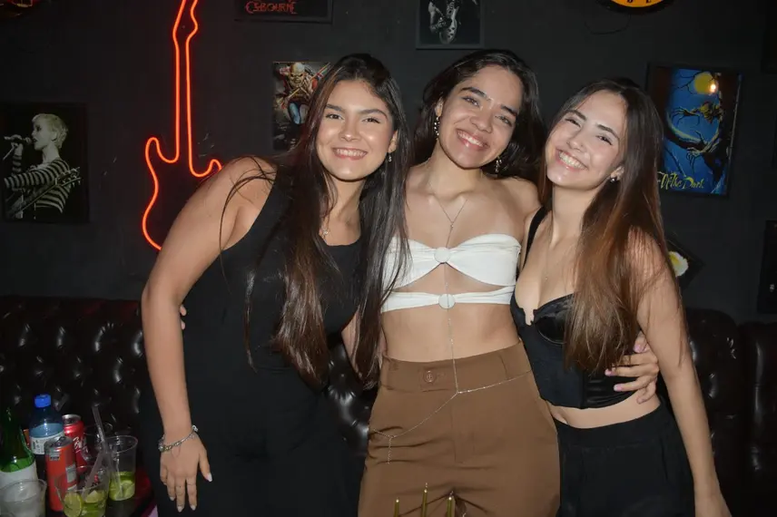 Noite de karaokê no Roots Rock Pub reúne jovens na zona Leste de Teresina