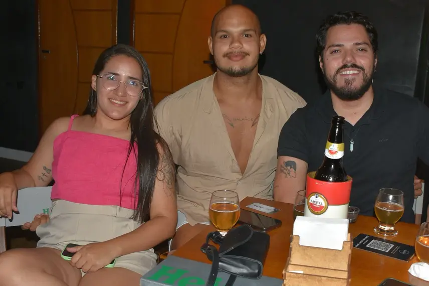 Noite de karaokê no Roots Rock Pub reúne jovens na zona Leste de Teresina