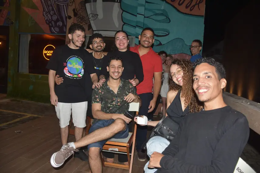 Noite de karaokê no Roots Rock Pub reúne jovens na zona Leste de Teresina