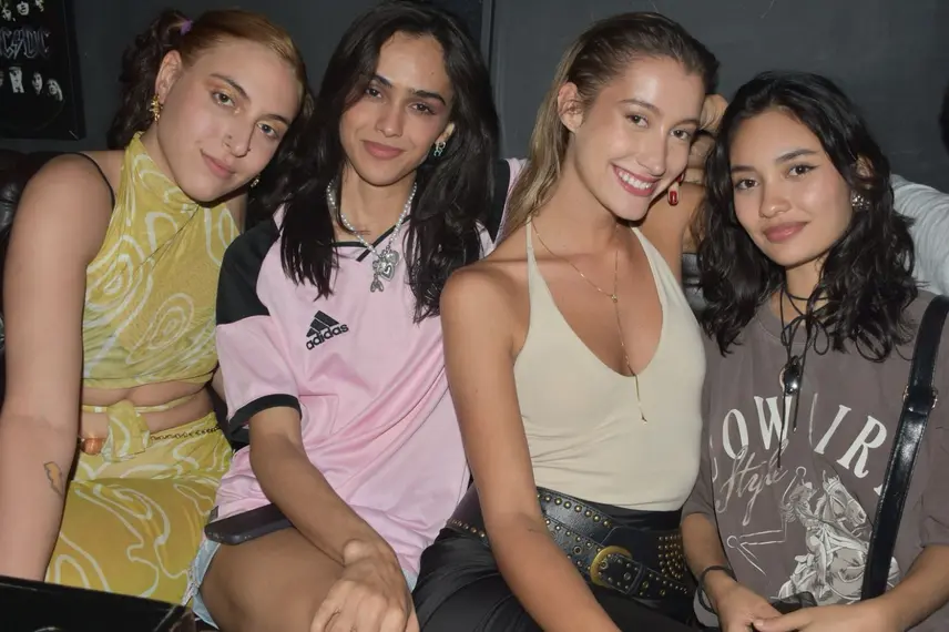 Noite de karaokê no Roots Rock Pub reúne jovens na zona Leste de Teresina