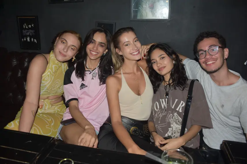 Noite de karaokê no Roots Rock Pub reúne jovens na zona Leste de Teresina