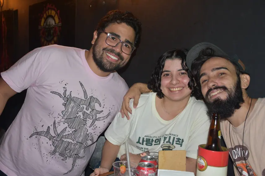 Noite de karaokê no Roots Rock Pub reúne jovens na zona Leste de Teresina
