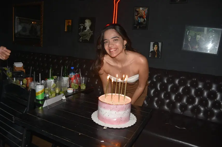 Noite de karaokê no Roots Rock Pub reúne jovens na zona Leste de Teresina