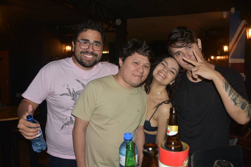 Noite de karaokê no Roots Rock Pub reúne jovens na zona Leste de Teresina