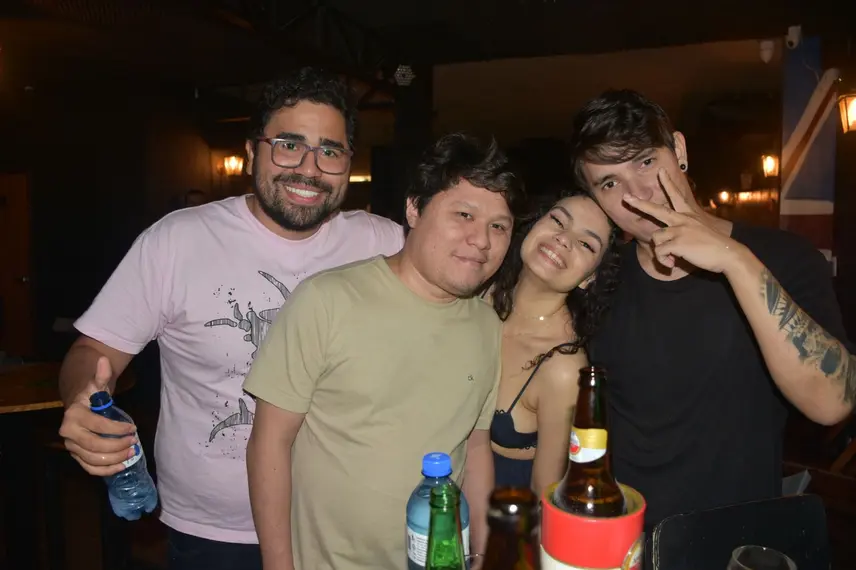 Noite de karaokê no Roots Rock Pub reúne jovens na zona Leste de Teresina