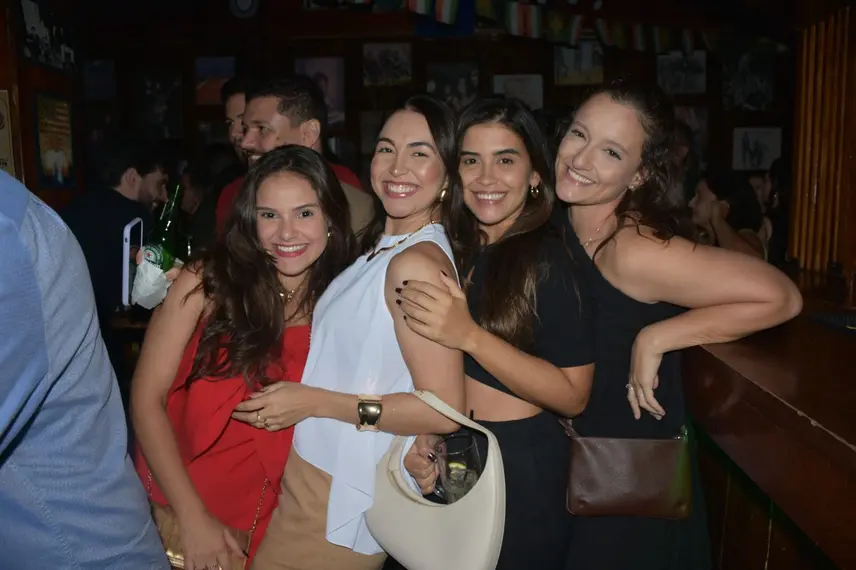 Noite de Rock agita clientes com sucessos no Locomotiva Irish Pub, em Teresina