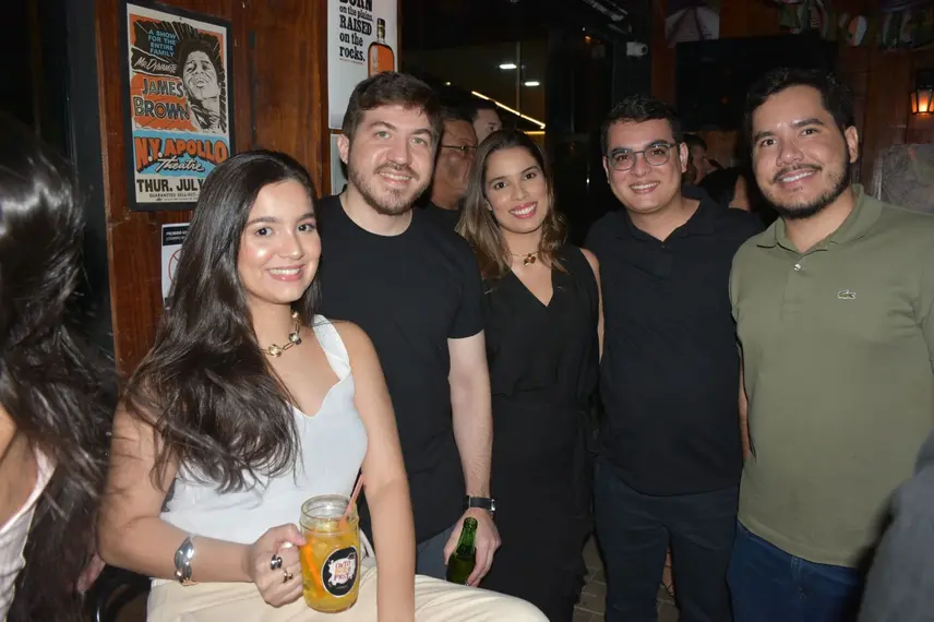 Noite de Rock agita clientes com sucessos no Locomotiva Irish Pub, em Teresina