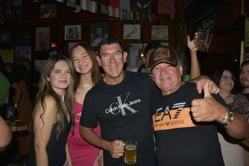 Noite de Rock agita clientes com sucessos no Locomotiva Irish Pub, em Teresina