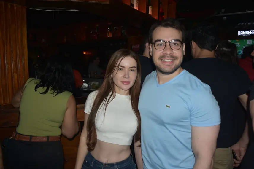 Noite de Rock agita clientes com sucessos no Locomotiva Irish Pub, em Teresina