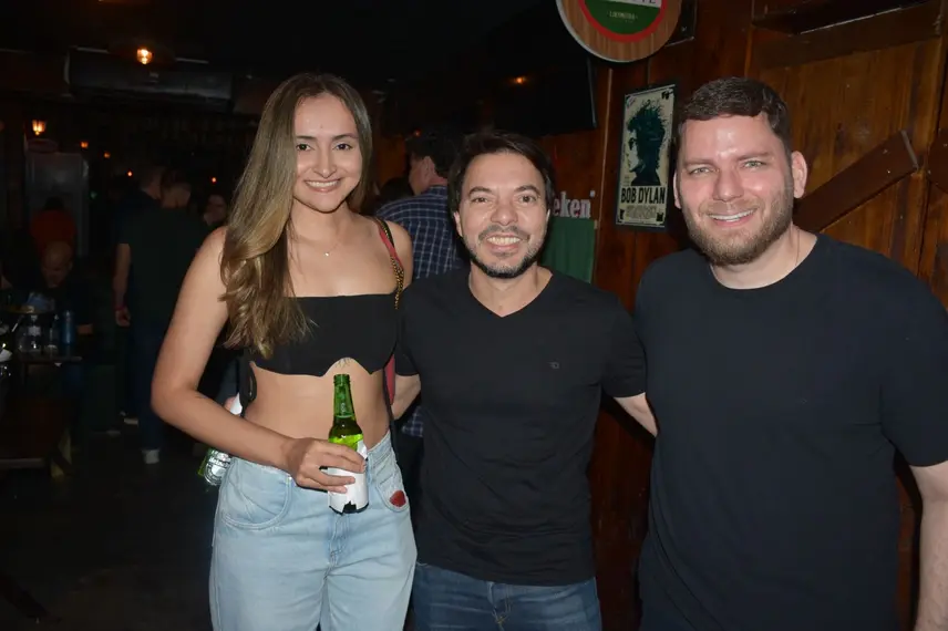 Noite de Rock agita clientes com sucessos no Locomotiva Irish Pub, em Teresina