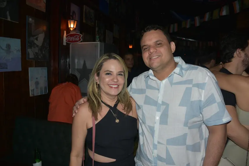 Noite de Rock agita clientes com sucessos no Locomotiva Irish Pub, em Teresina