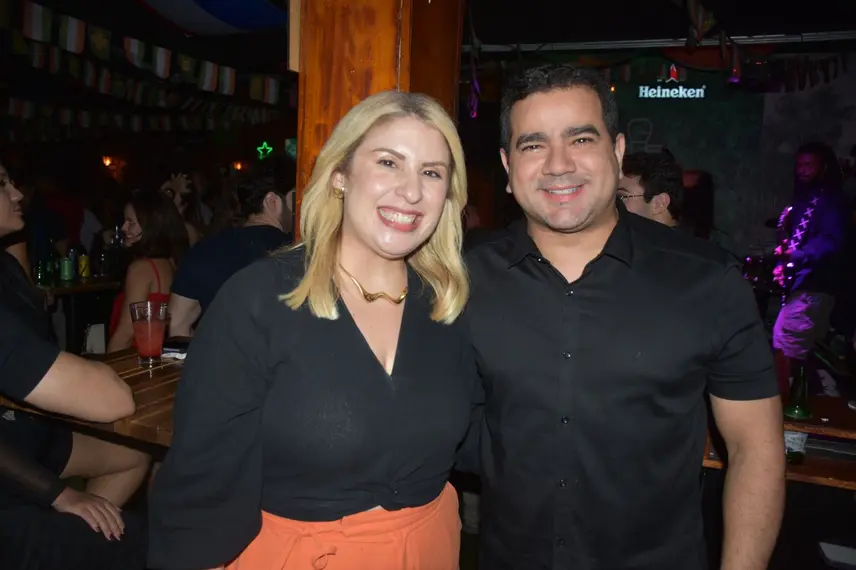 Noite de Rock agita clientes com sucessos no Locomotiva Irish Pub, em Teresina