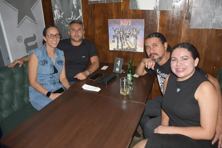 Noite de Rock agita clientes com sucessos no Locomotiva Irish Pub, em Teresina