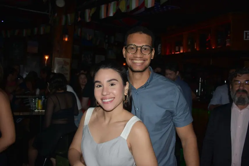 Noite de Rock agita clientes com sucessos no Locomotiva Irish Pub, em Teresina