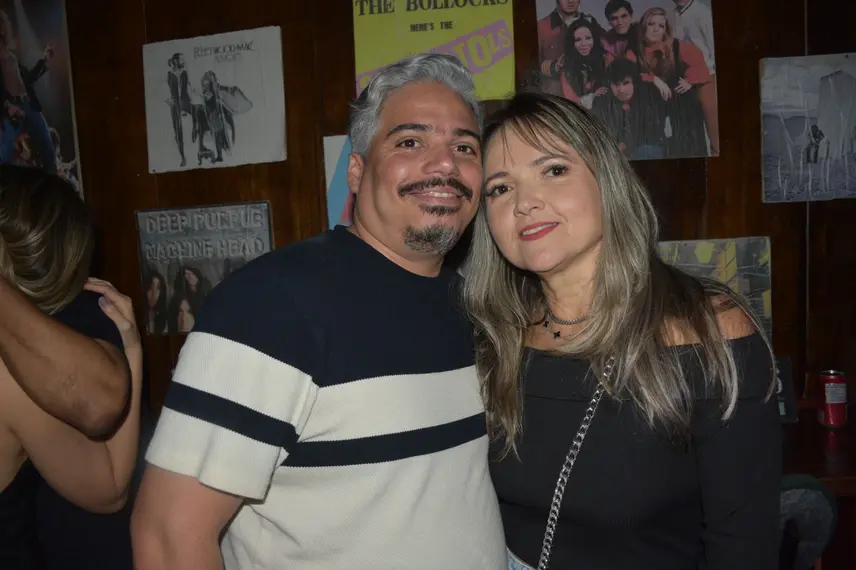 Noite de Rock agita clientes com sucessos no Locomotiva Irish Pub, em Teresina
