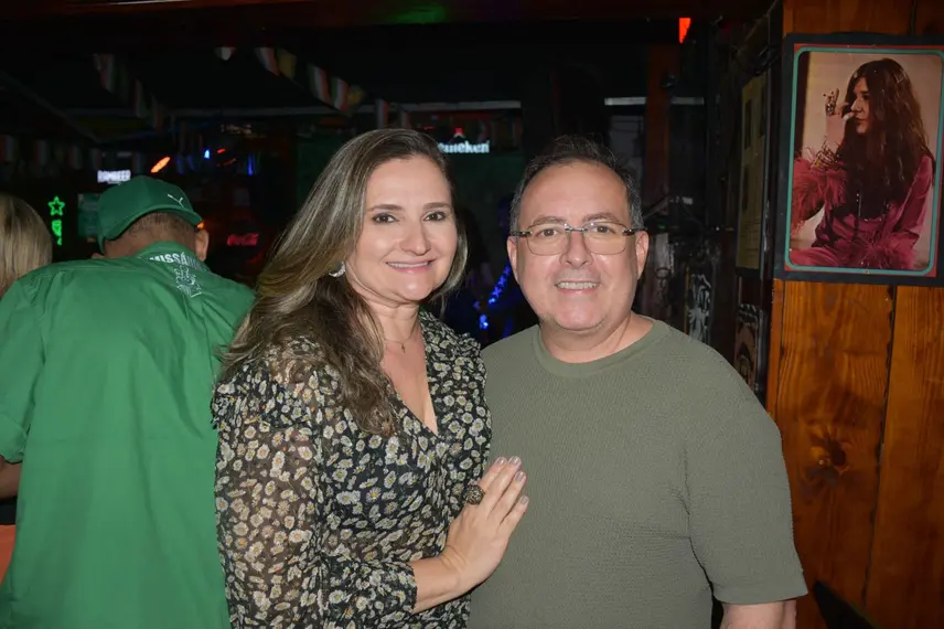 Noite de Rock agita clientes com sucessos no Locomotiva Irish Pub, em Teresina