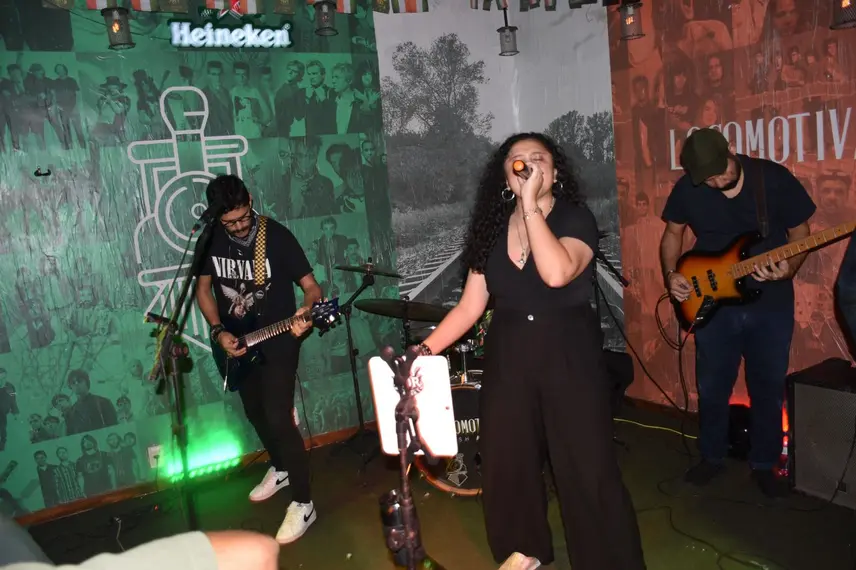 Noite de Rock agita clientes com sucessos no Locomotiva Irish Pub, em Teresina