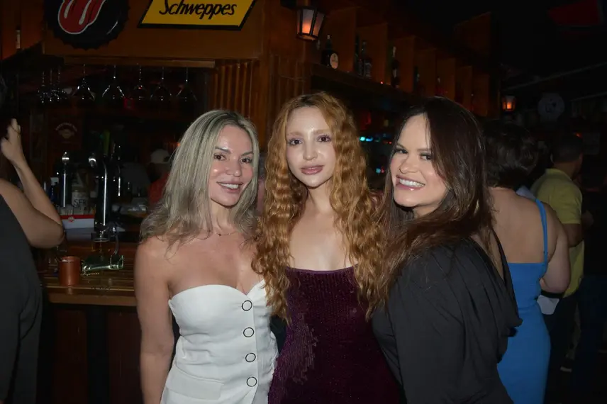 Noite de Rock agita clientes com sucessos no Locomotiva Irish Pub, em Teresina