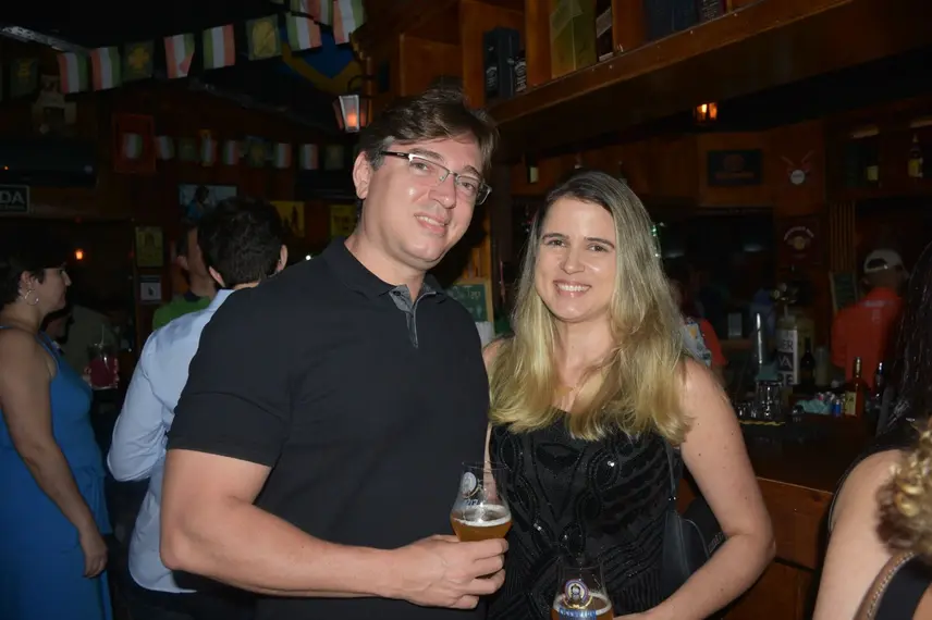 Noite de Rock agita clientes com sucessos no Locomotiva Irish Pub, em Teresina