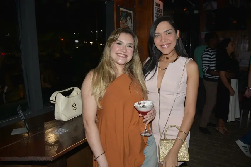 Noite de Rock agita clientes com sucessos no Locomotiva Irish Pub, em Teresina