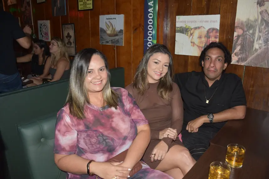 Noite de Rock agita clientes com sucessos no Locomotiva Irish Pub, em Teresina