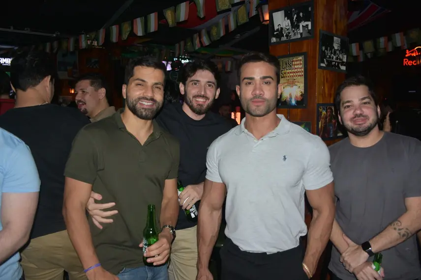 Noite de Rock agita clientes com sucessos no Locomotiva Irish Pub, em Teresina