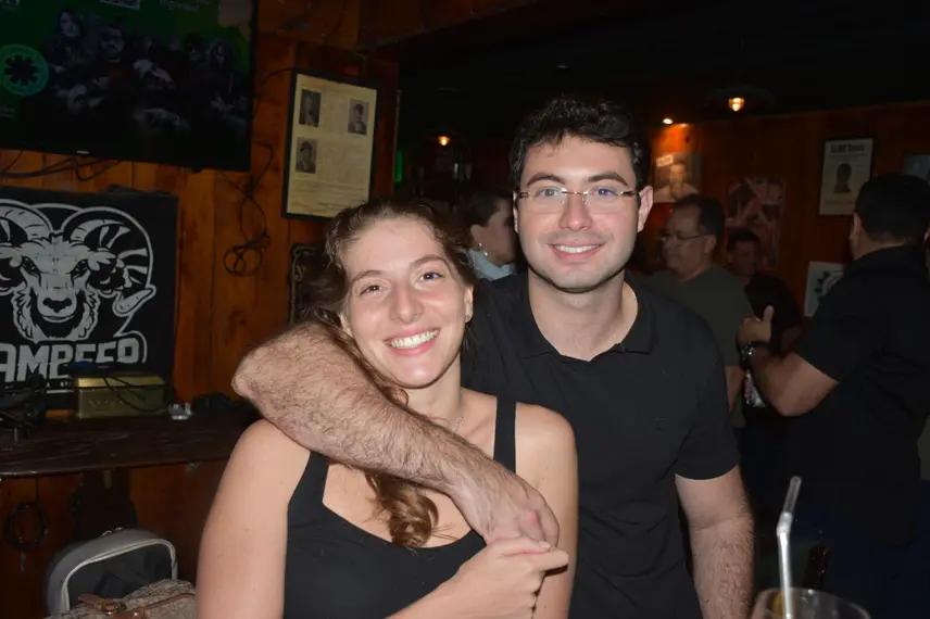 Noite de Rock agita clientes com sucessos no Locomotiva Irish Pub, em Teresina