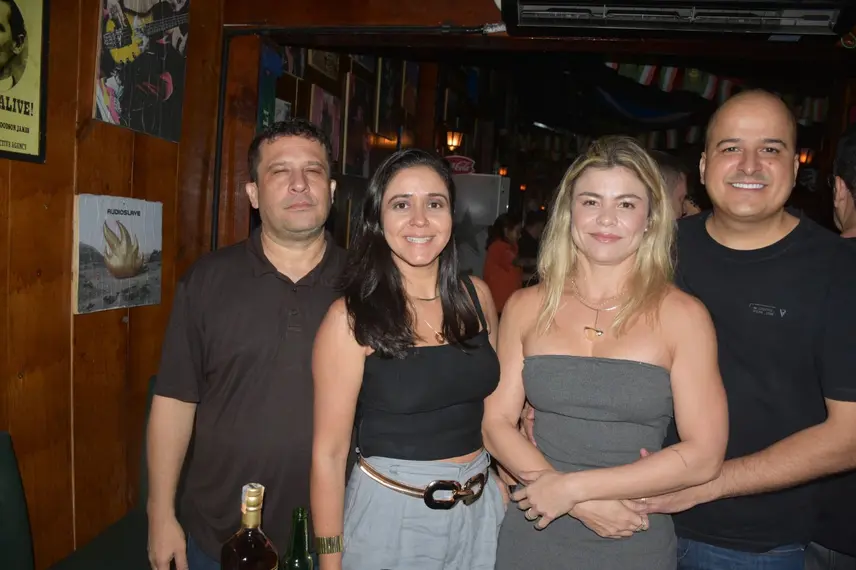Noite de Rock agita clientes com sucessos no Locomotiva Irish Pub, em Teresina