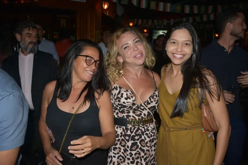 Noite de Rock agita clientes com sucessos no Locomotiva Irish Pub, em Teresina