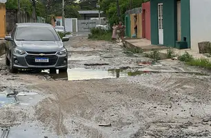 Obra inacabada da Águas de Teresina revolta moradores no bairro Vermelha (Foto: Conecta Piauí)