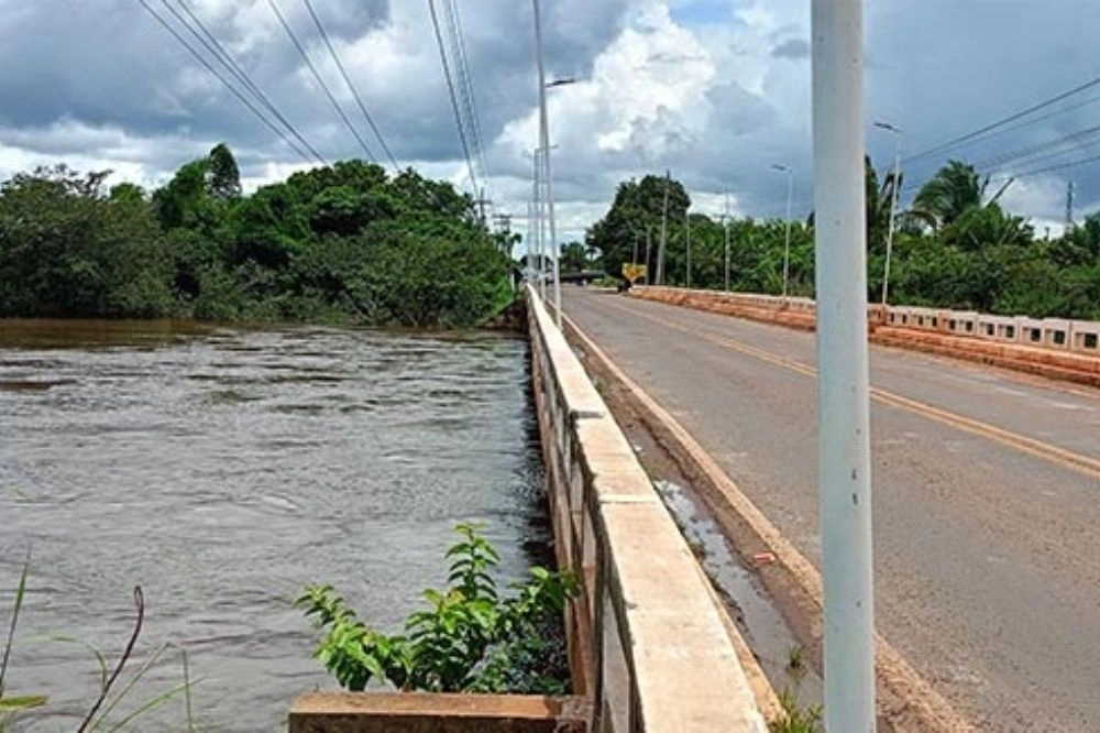 Ponte sobre o Rio Marathaoan