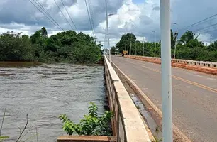 Ponte sobre o Rio Marathaoan (Foto: GAV/Defesa Civil Barras)