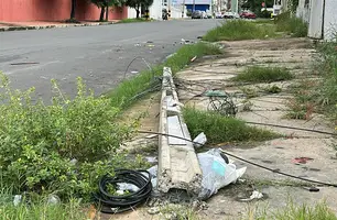 Poste caído há 20 dias preocupa moradores na zona Leste de Teresina (Foto: James Rodrigues/Conecta Piauí)