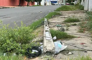 Poste caído há 20 dias preocupa moradores na zona Leste de Teresina (Foto: James Rodrigues/Conecta Piauí)