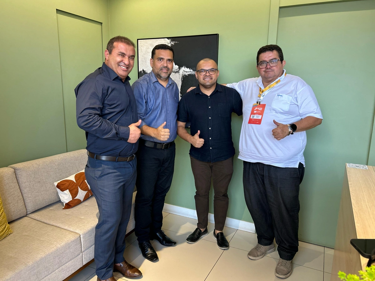 Prefeito de Curimatá visita sede do Conecta Piauí e expõe produtividade do lúpulo