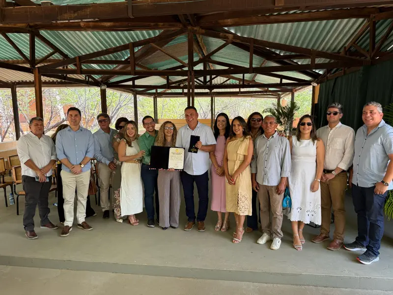 Prefeito Rogério Castro recebe Medalha do Mérito Ambiental