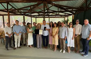 Prefeito Rogério Castro recebe Medalha do Mérito Ambiental (Foto: Divulgação)