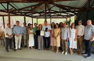 Prefeito Rogério Castro recebe Medalha do Mérito Ambiental (Foto: Divulgação)