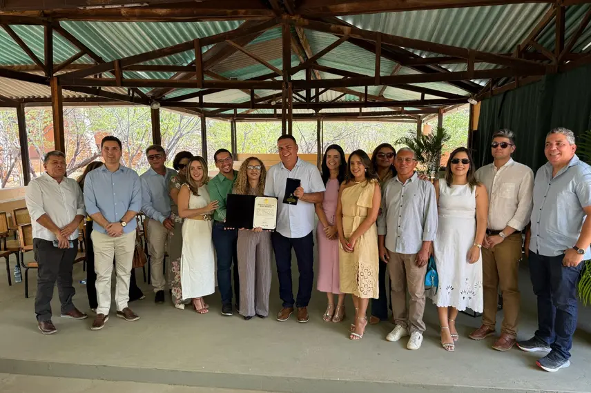 Prefeito Rogério Castro recebe Medalha do Mérito Ambiental