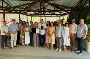 Prefeito Rogério Castro recebe Medalha do Mérito Ambiental (Foto: Divulgação)