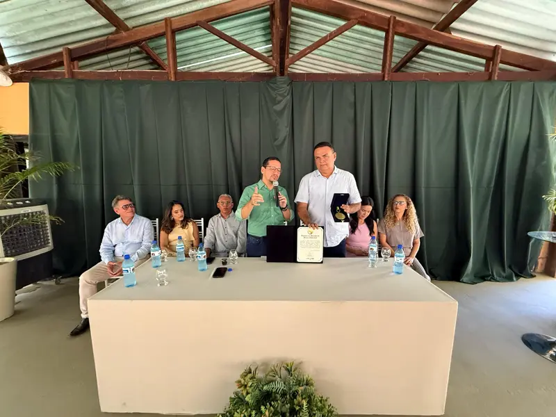 Prefeito Rogério Castro recebe Medalha do Mérito Ambiental