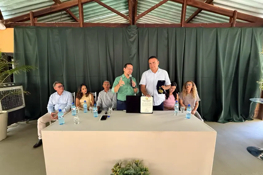 Prefeito Rogério Castro recebe Medalha do Mérito Ambiental