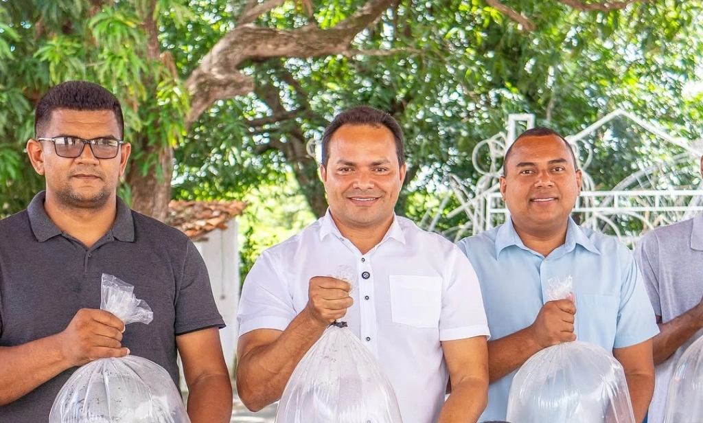 Prefeitura de José de Freitas entrega 25 mil alevinos para piscicultores