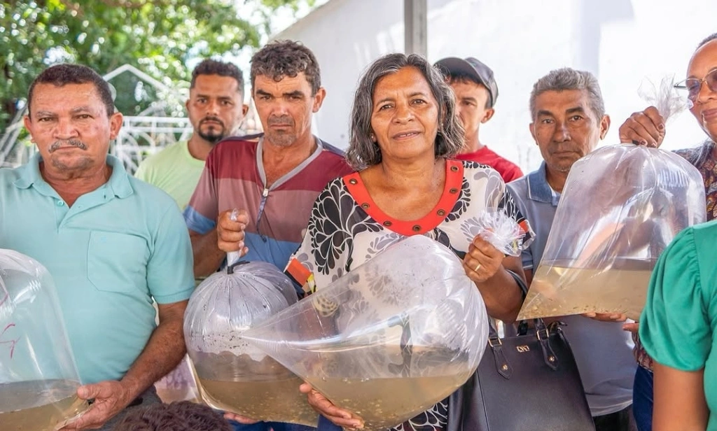 Prefeitura de José de Freitas entrega 25.000 alevinos para piscicultores