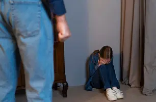 Projeto cria pensão para cuidadores de crianças afastados de pais que usam drogas (Foto: Reprodução/Freepik)