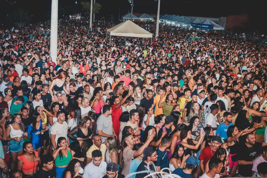 Quarta noite do carnaval de Água Branca atrai mais de 30 mil pessoas com show da banda Seu Desejo e outras atrações