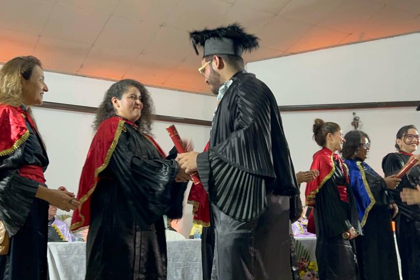 Repórter do Conecta Piauí celebra conquista com formatura em Jornalismo pela UFPI
