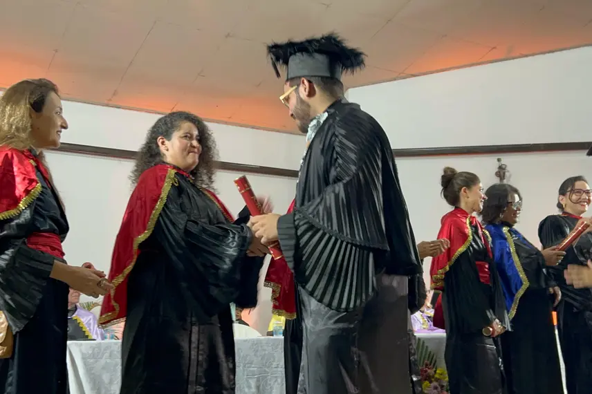 Repórter do Conecta Piauí celebra conquista com formatura em Jornalismo pela UFPI