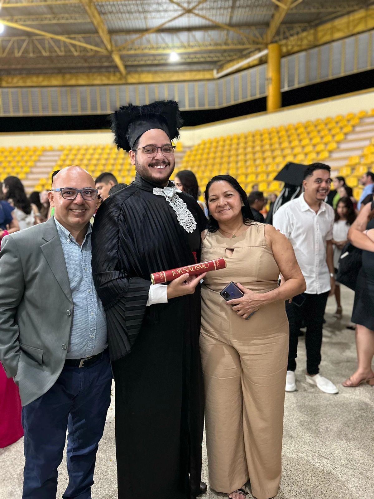 Repórter do Conecta Piauí celebra conquista com formatura em Jornalismo pela UFPI